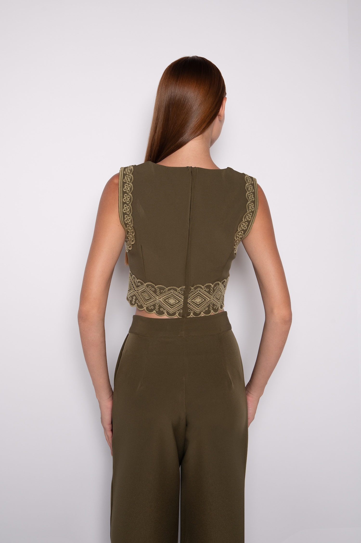 Top Bordado Cavado Com Decote V Verde Oliva - Ester - Imagem 4