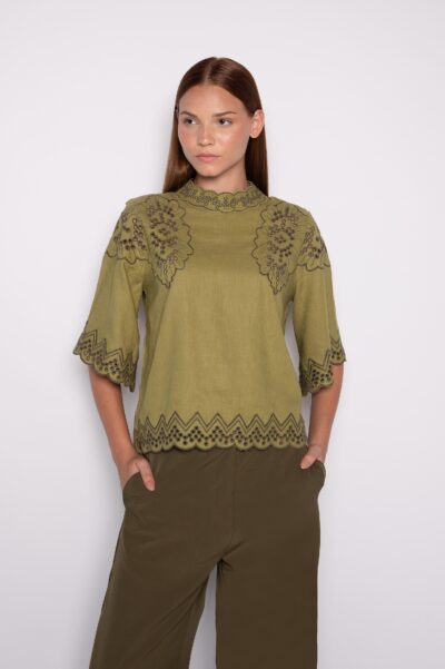 Blusa Bordada Com Manga 3/4 Verde Oliva - Clara