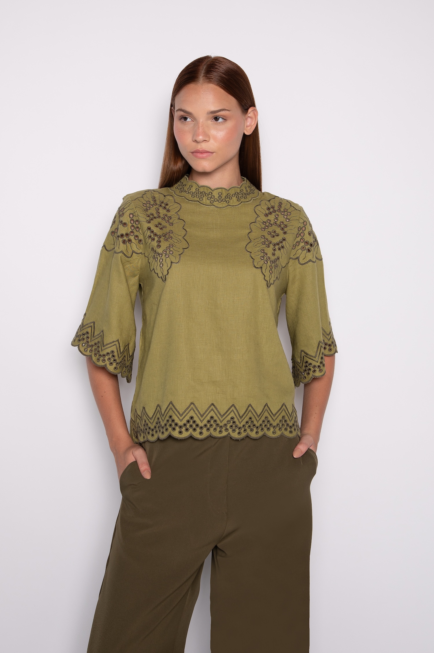 Blusa Bordada Com Manga 3/4 Verde Oliva - Clara