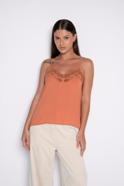 Blusa de Alças Finas com Bordado Delicado Gérbera- Nivia