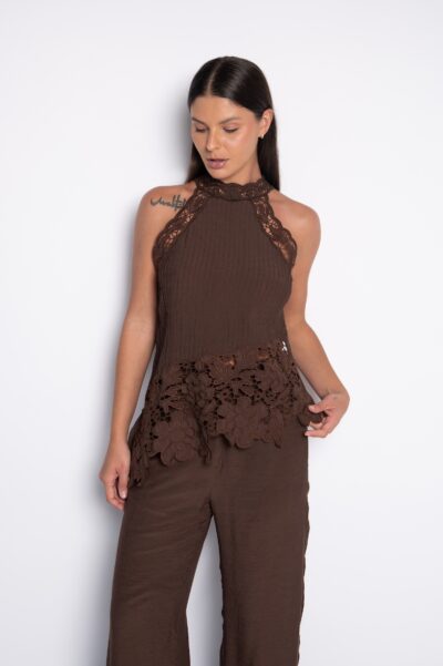 Blusa Assimétrica Bordada com Gola Alta Marrom - Paula