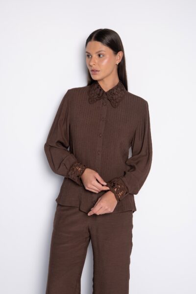 Camisa Bordada com Nervuras Frontais Marrom - Ruth