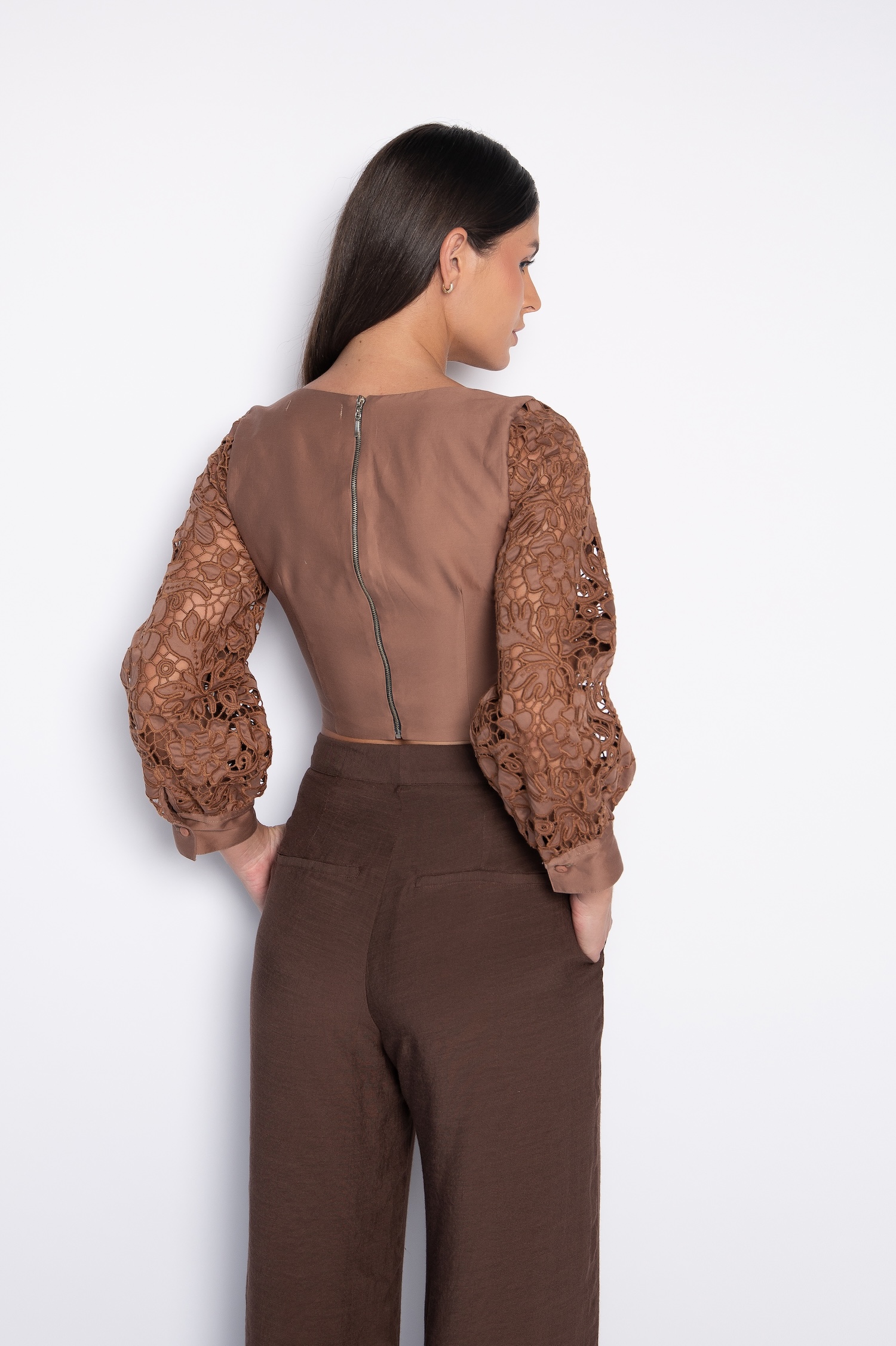 Blusa Cropped Bordada 100% Algodão Marrom - Alessandra - Imagem 4