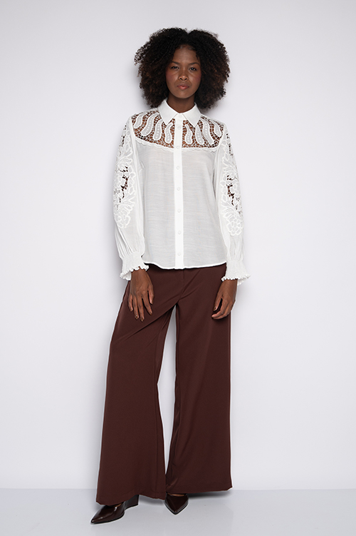 Camisa Bordada com Lastex nos Punhos Off White - Zenilda - Imagem 2