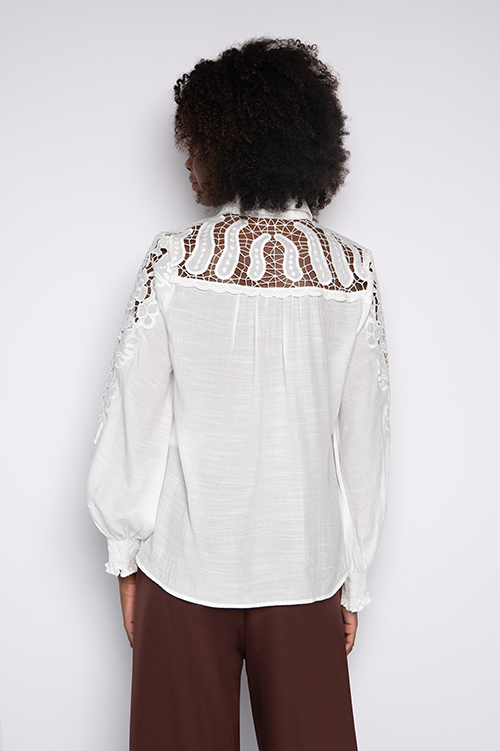Camisa Bordada com Lastex nos Punhos Off White - Zenilda - Imagem 4