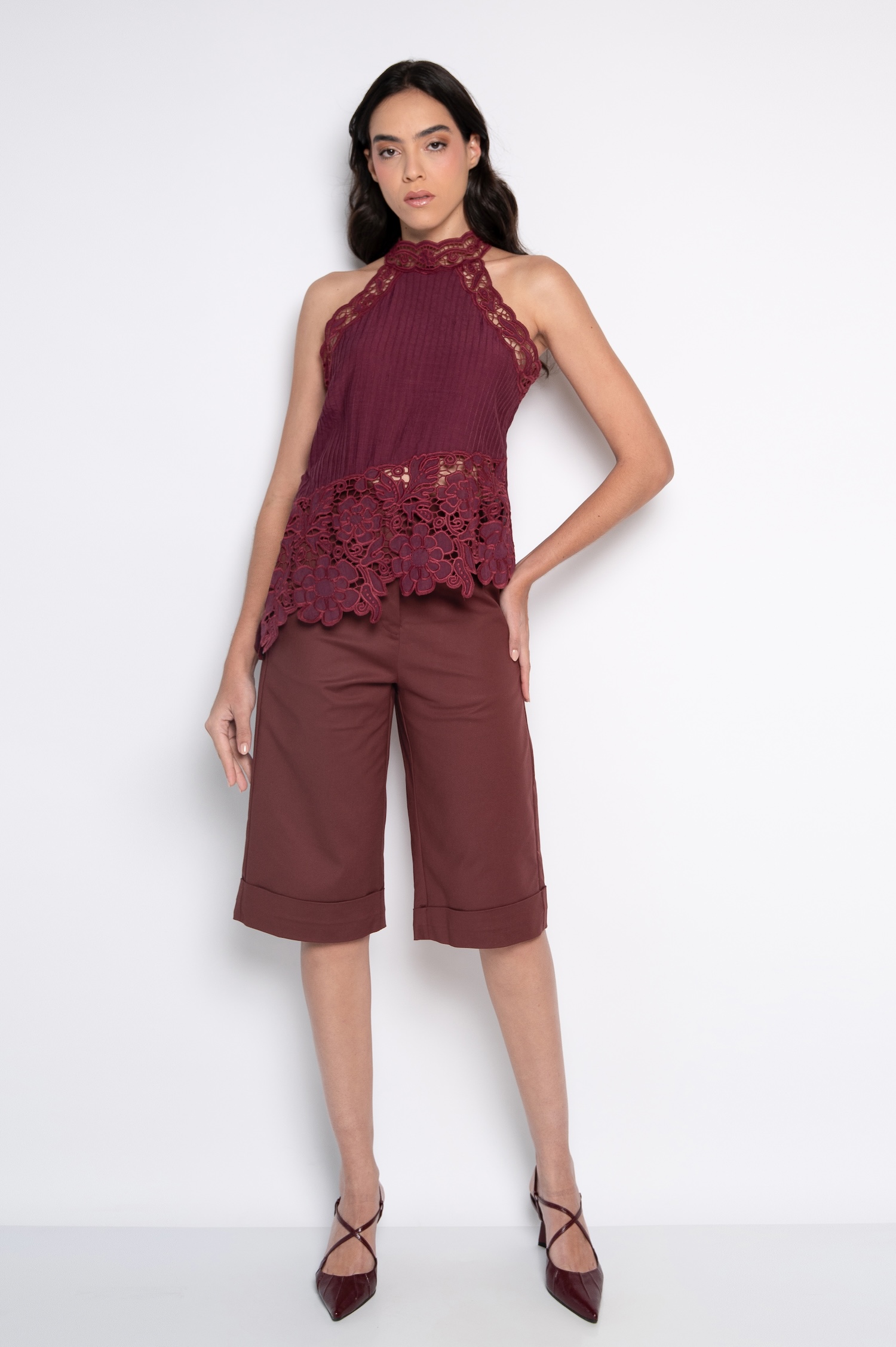 Blusa Assimétrica Bordada com Gola Alta Vinho - Paula