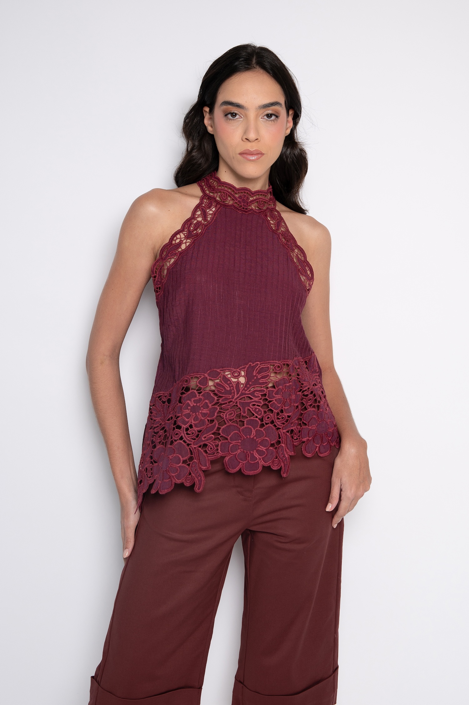 Blusa Assimétrica Bordada com Gola Alta Vinho - Paula - Imagem 2