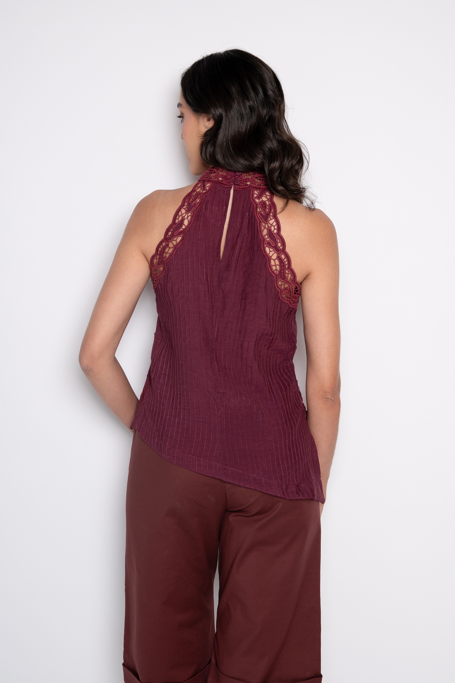 Blusa Assimétrica Bordada com Gola Alta Vinho - Paula - Imagem 5