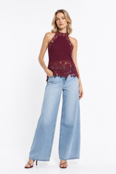 Blusa Assimétrica Bordada com Gola Alta Vinho - Paula