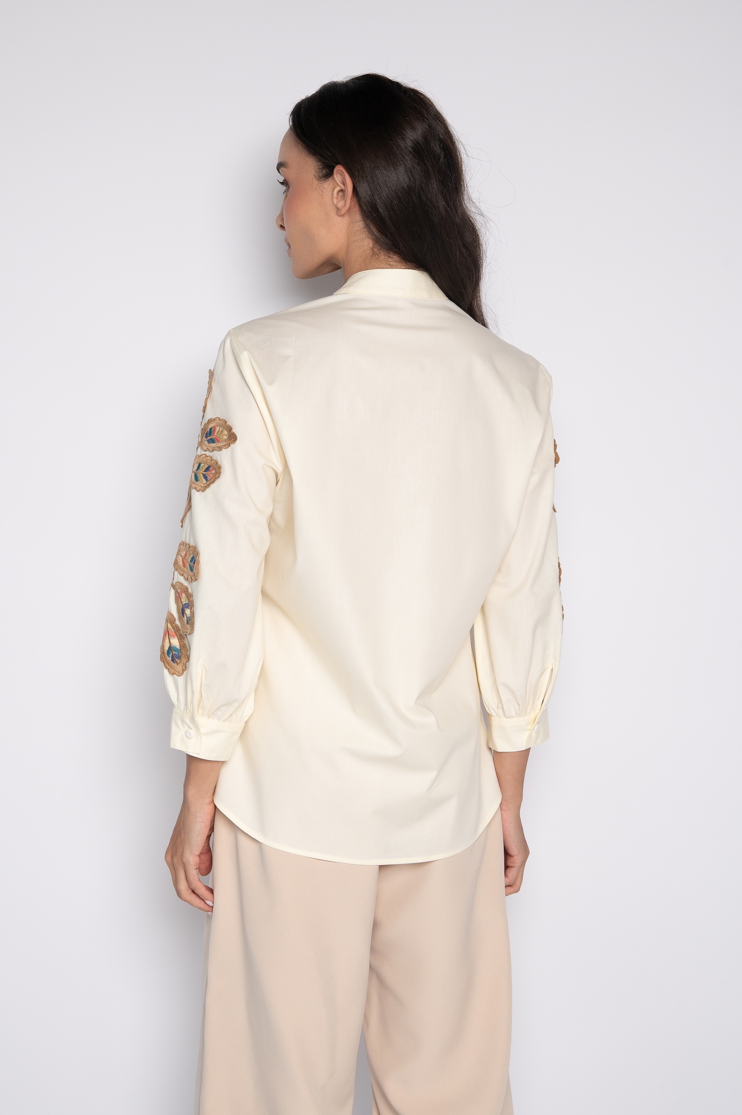 Camisa Com Mangas Bordadas Creme - Samira - Imagem 4