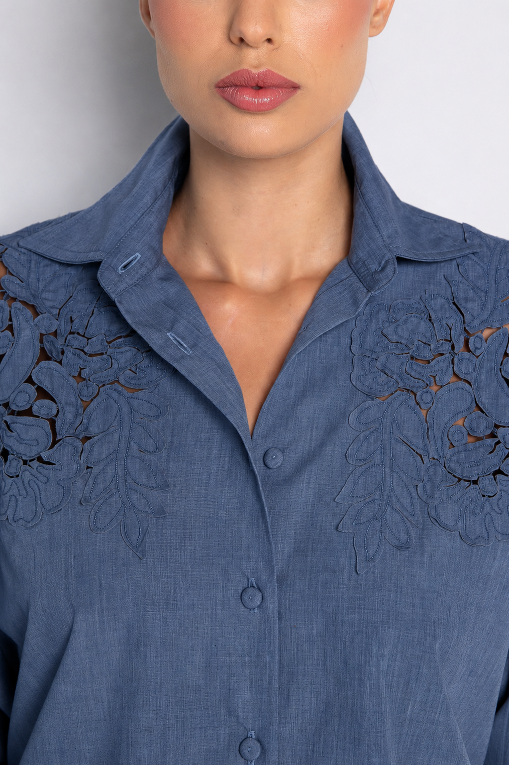 Camisa Oversized Bordada Jeans Lavagem Escura - Sabrina - Imagem 3