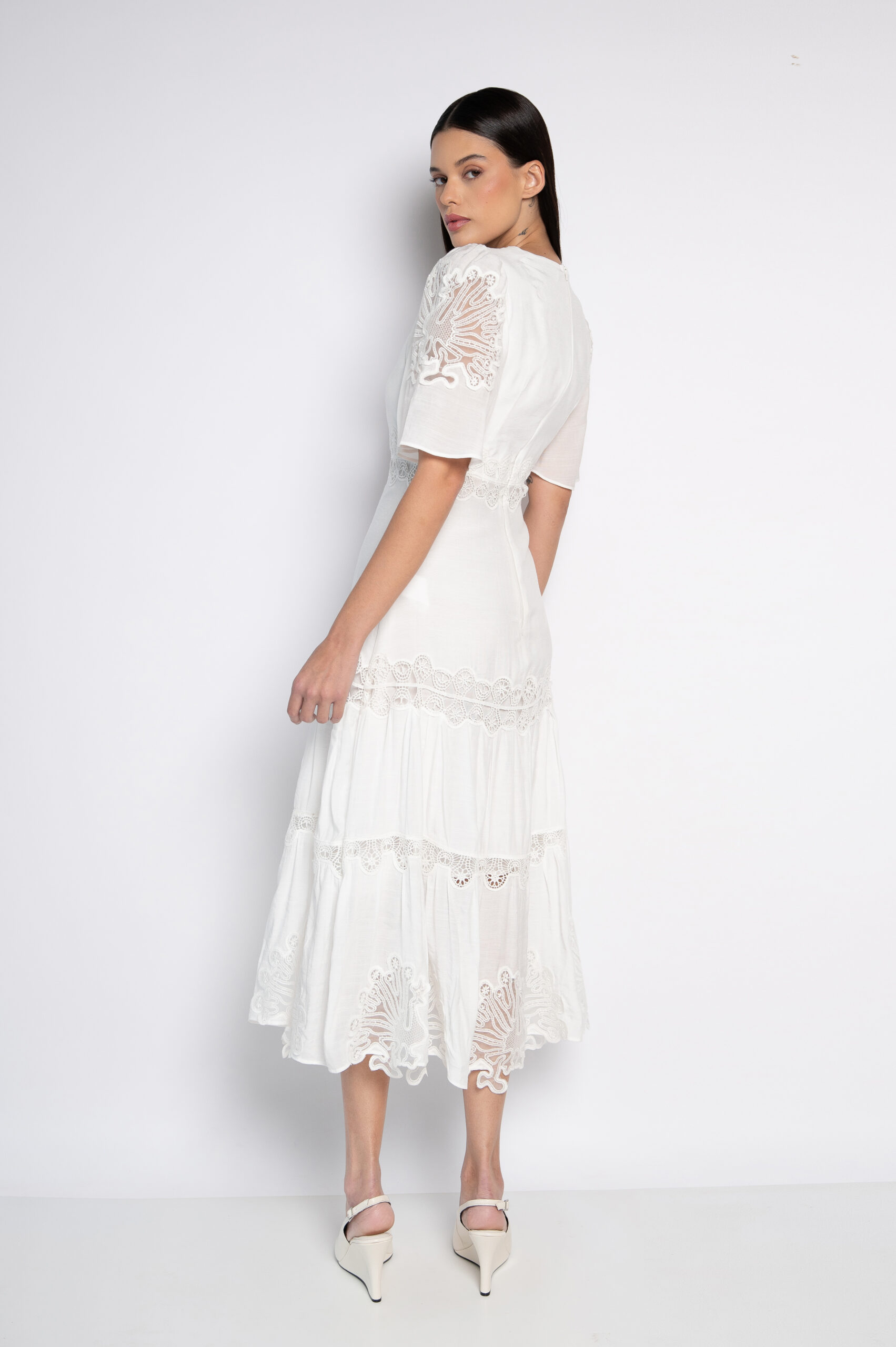 Vestido Midi Bordado Com Decote V Off White - Eduarda - Imagem 4