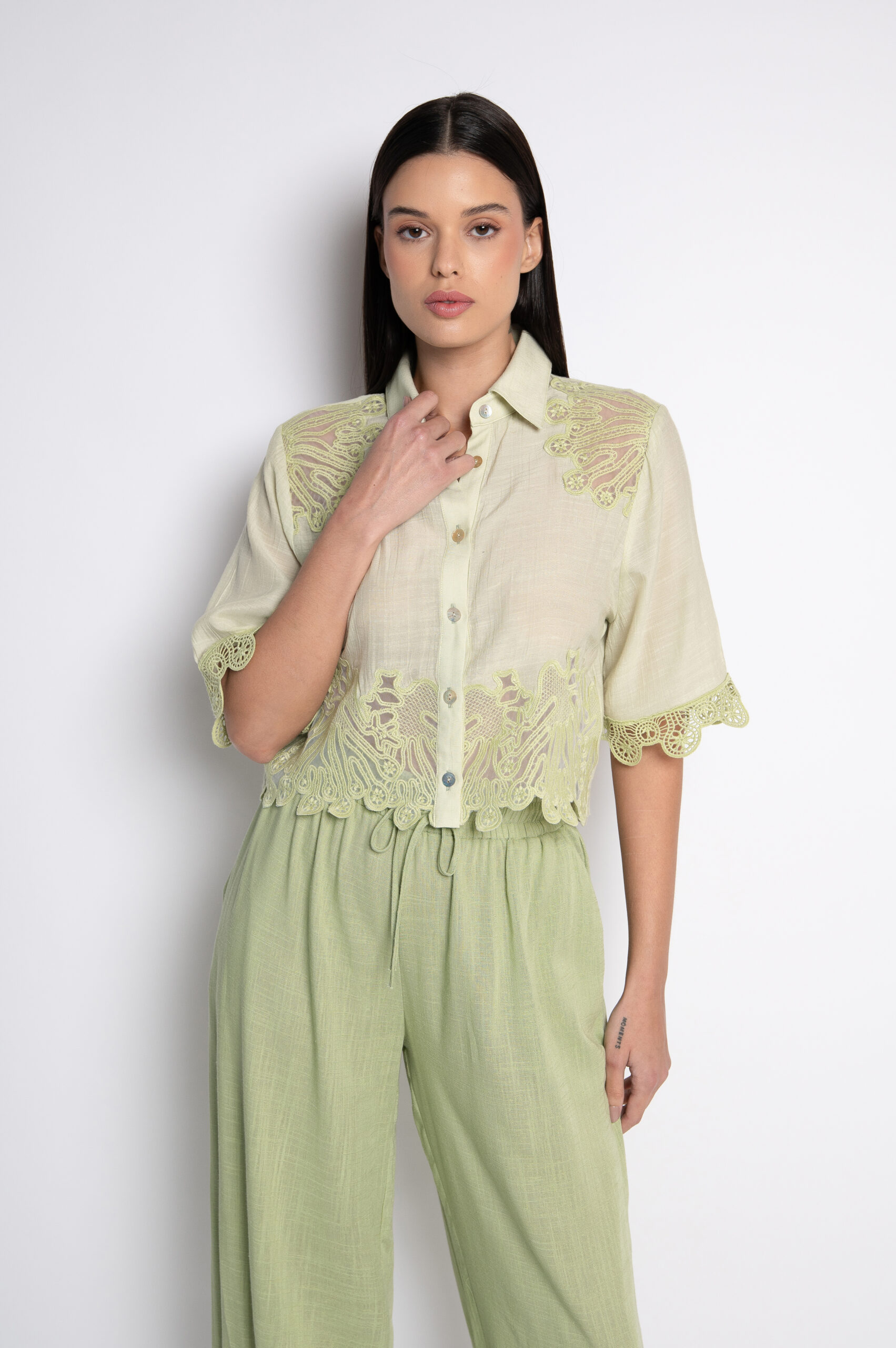Camisa Cropped Bordada Verde - Celeste