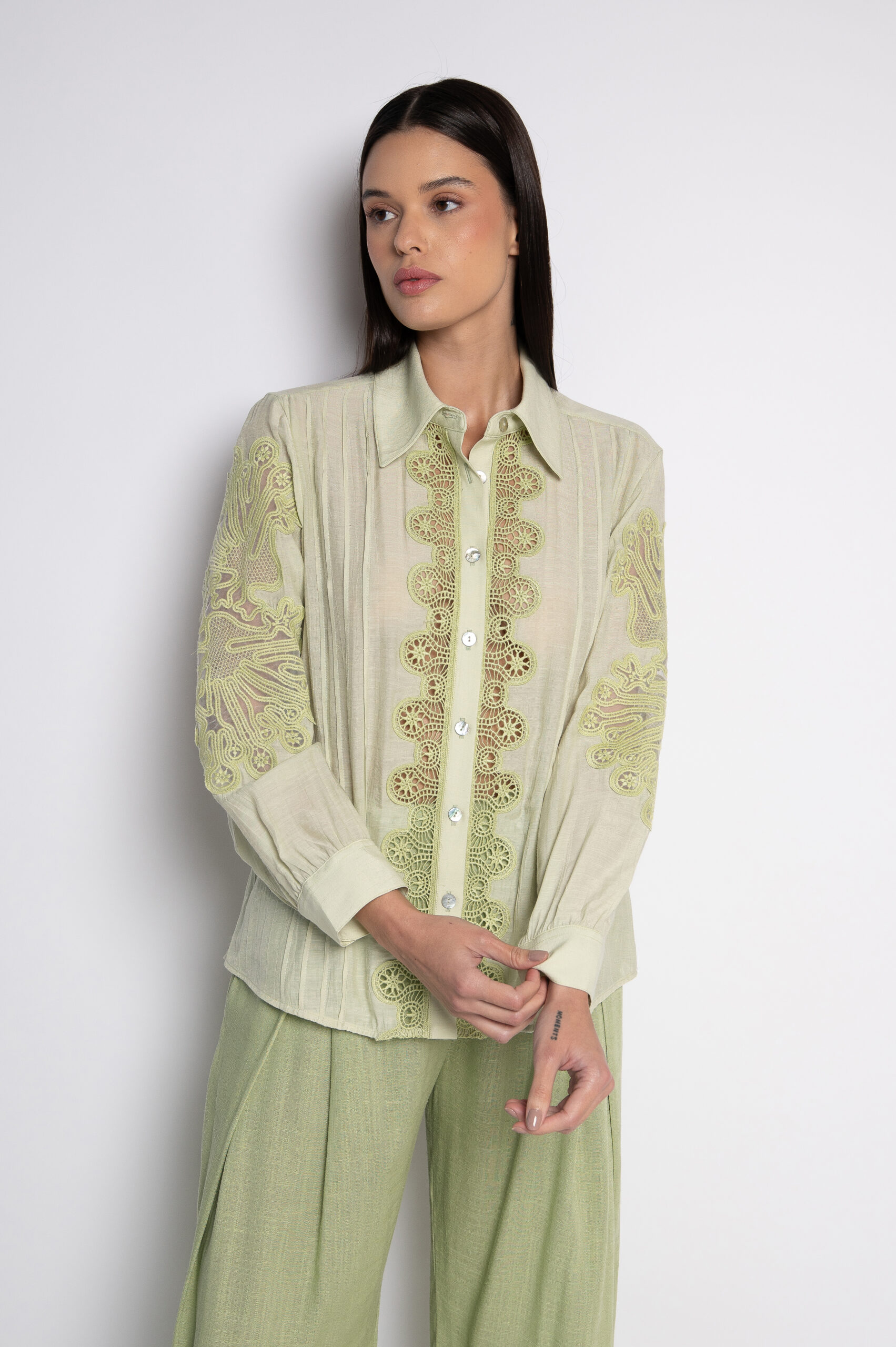 Camisa Bordada Com Nervuras Mangas 7/8 Verde- Roberta