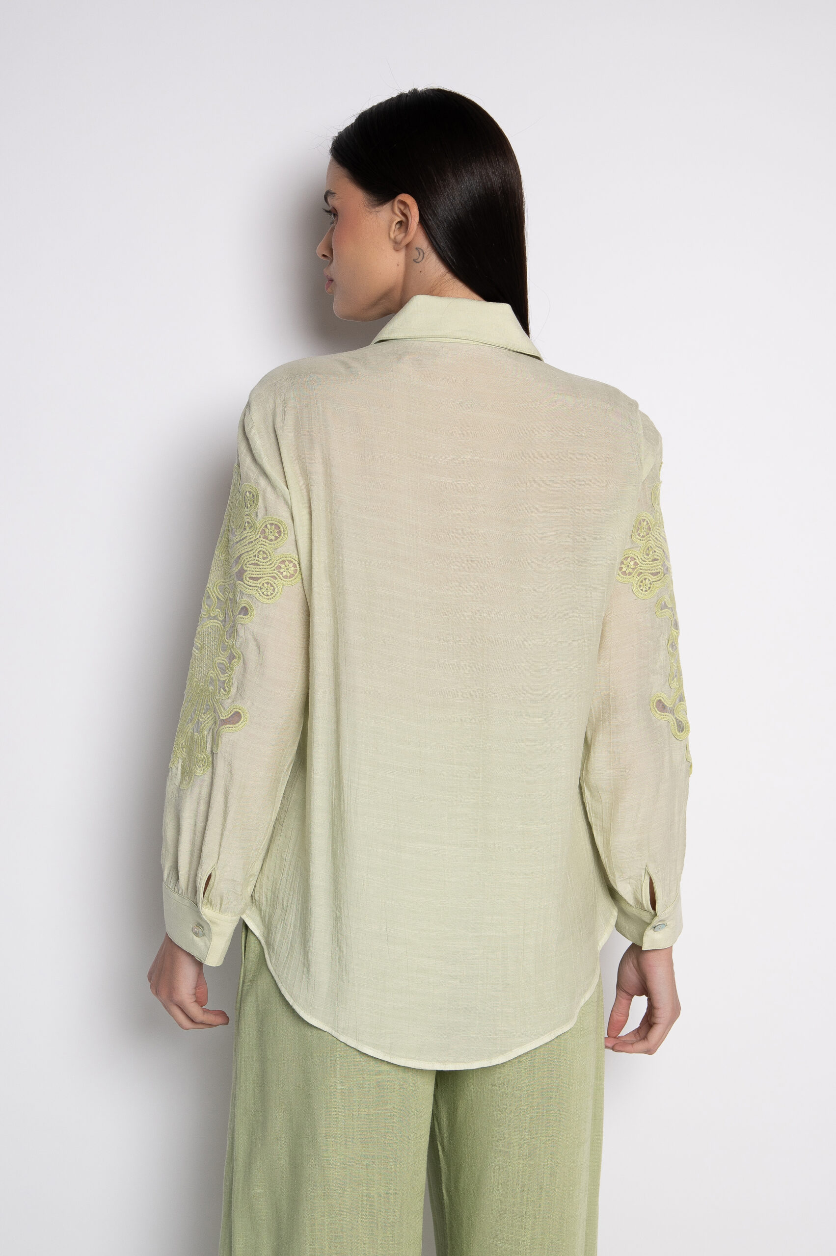 Camisa Bordada Com Nervuras Mangas 7/8 Verde- Roberta - Imagem 4
