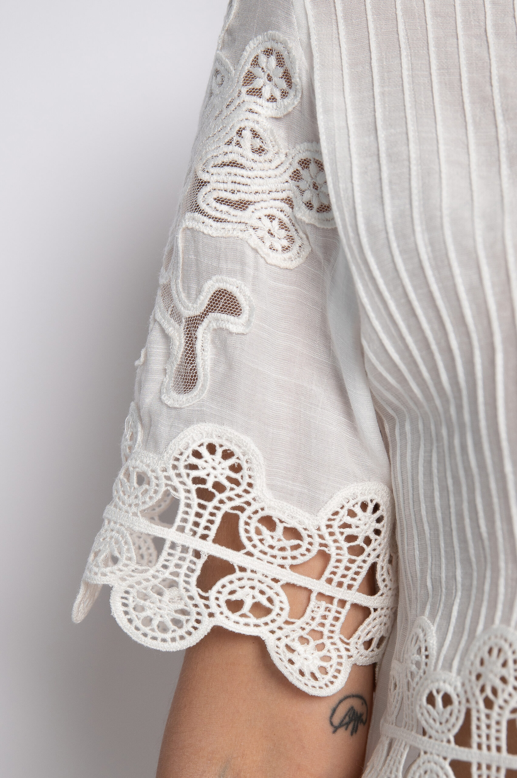 Blusa Bordada Com Nervuras Frontais Off White - Riana - Imagem 5
