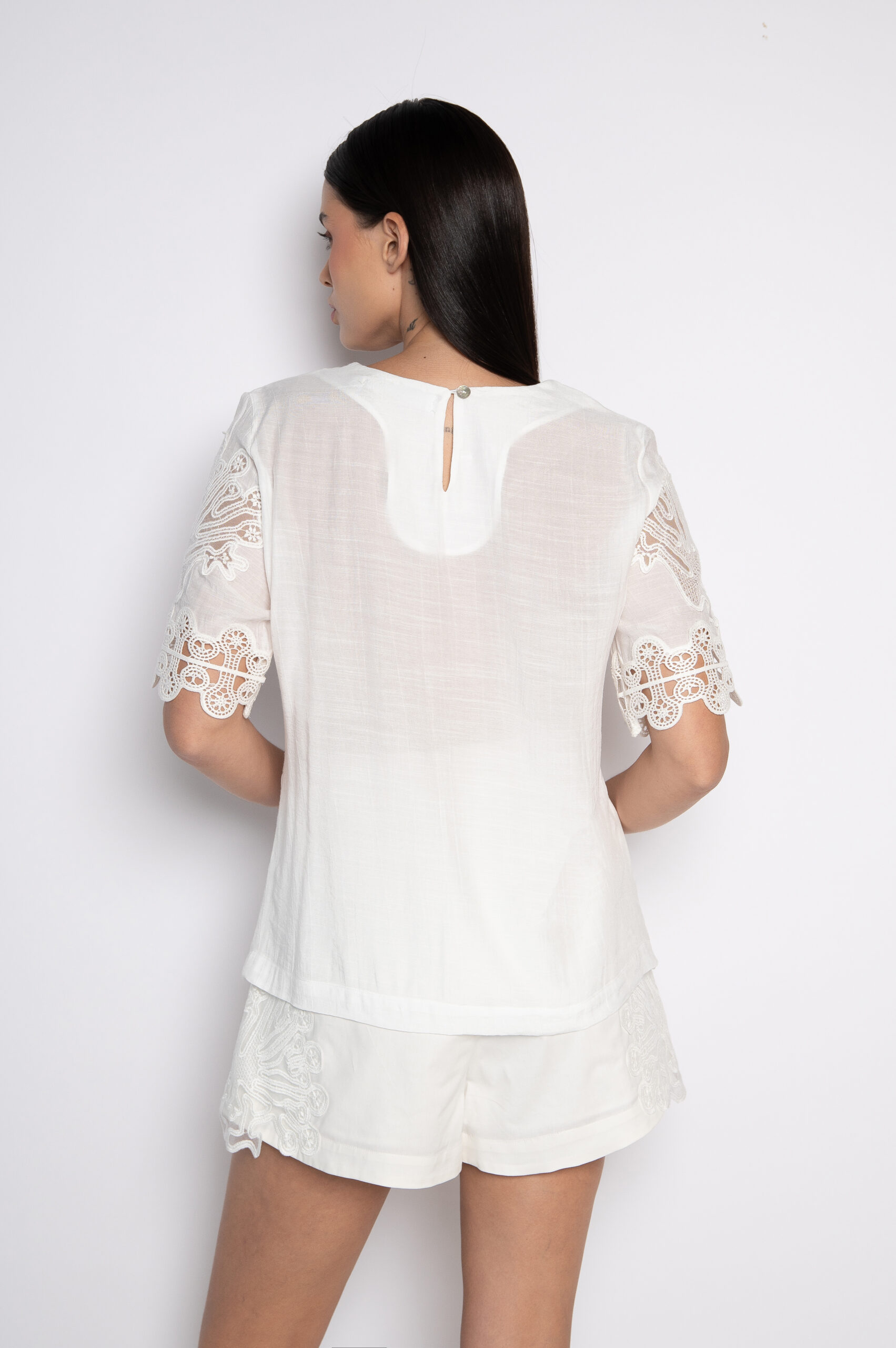 Blusa Bordada Com Nervuras Frontais Off White - Riana - Imagem 4